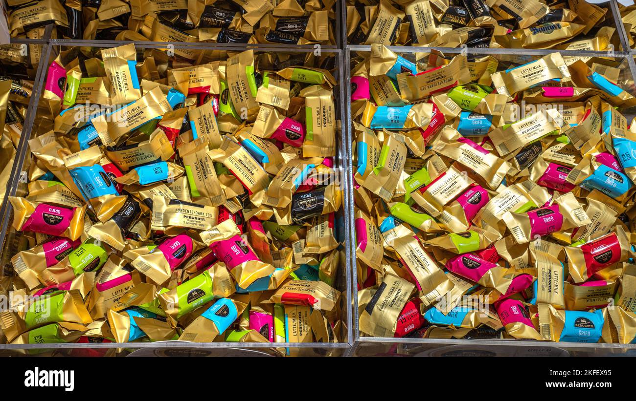Eine Auswahl an Schokoriegeln und Perugini-Schokolade, typisch für die Stadt Perugia, in einem Süßigkeiten- und Schokoladenladen. Perugia, Umbrien, Italien, Europa Stockfoto
