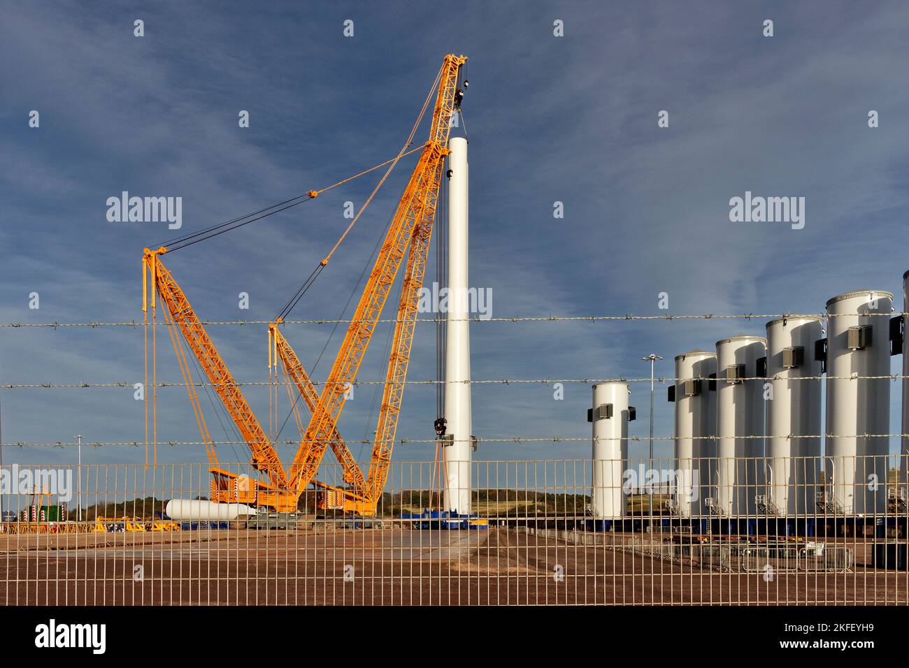 Cromarty Firth Nigg Scotland der Bauhof für Offshore-Windenergieanlagen mit riesigen orangefarbenen Kränen Stockfoto