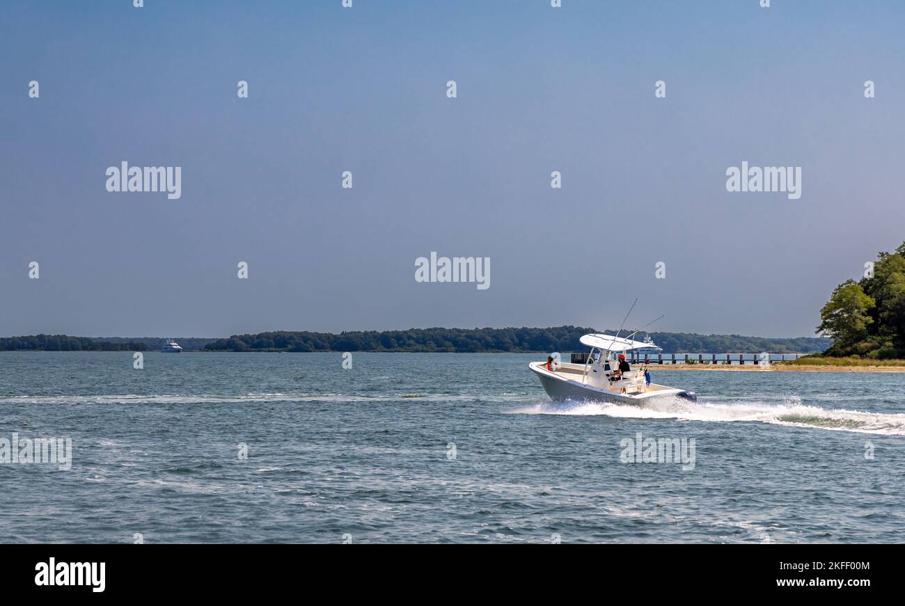 Vater und Tochter booten vor Shelter Island, NY Stockfoto