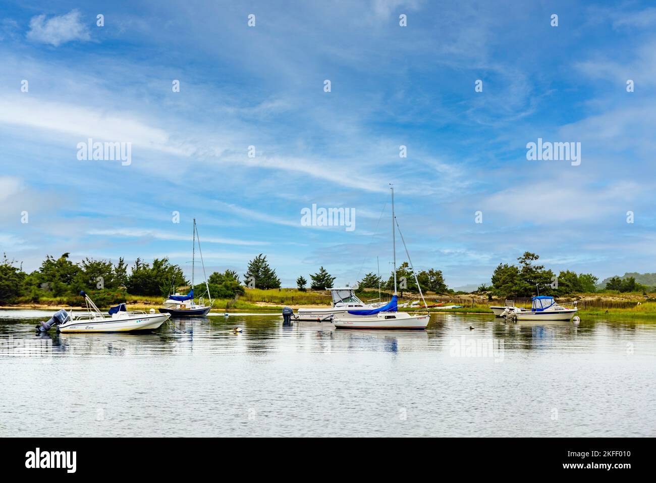 Eine Gruppe von Freizeitbooten auf Anlegeplätzen im Nordwest-Hafen, East hampton, ny Stockfoto