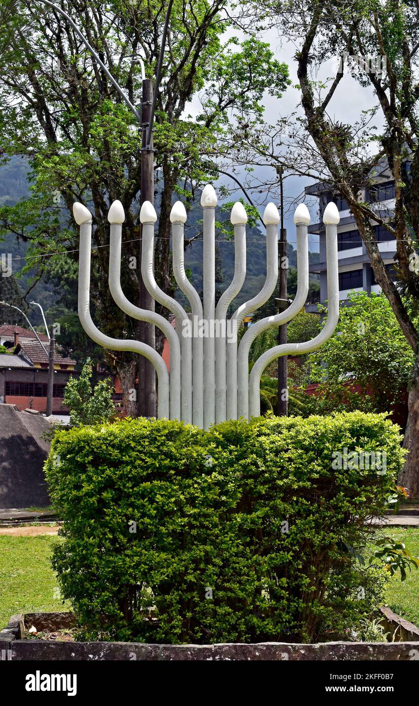 Menorah-Skulptur auf öffentlichem Platz in Teresopolis, Rio de Janeiro, Brasilien Stockfoto