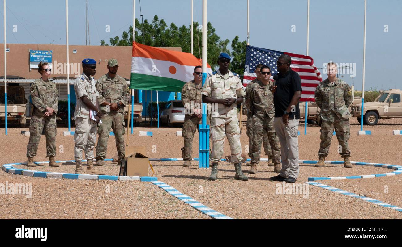 NIGERISCHER LUFTWAFFENSTÜTZPUNKT 201, Niger - Forces Armées Nigériennes (FAN) Capt. Badage Oumarou, Kommandant des Nigerischen Luftwaffenstützpunktes 201, spricht während ihrer Abschlussfeier am 13. September 2022 mit den Fanmitgliedern. Die Entwicklung afrikanischer Partnerkapazitäten bei gleichzeitiger Bekämpfung gewalttätiger Extremismen trägt zum Aufbau regionaler Selbstständigkeit bei und behindert schädliche Einflüsse auf den Kontinent. Stockfoto