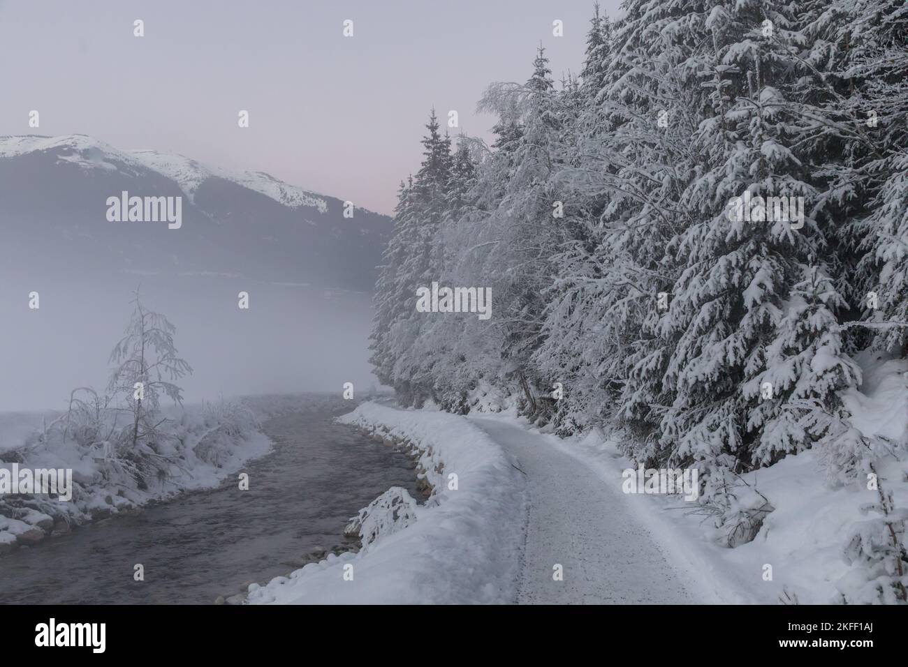 Schneider Weg entlang des Sulzbaches im Winter, Salzburger Land, Österreich Stockfoto