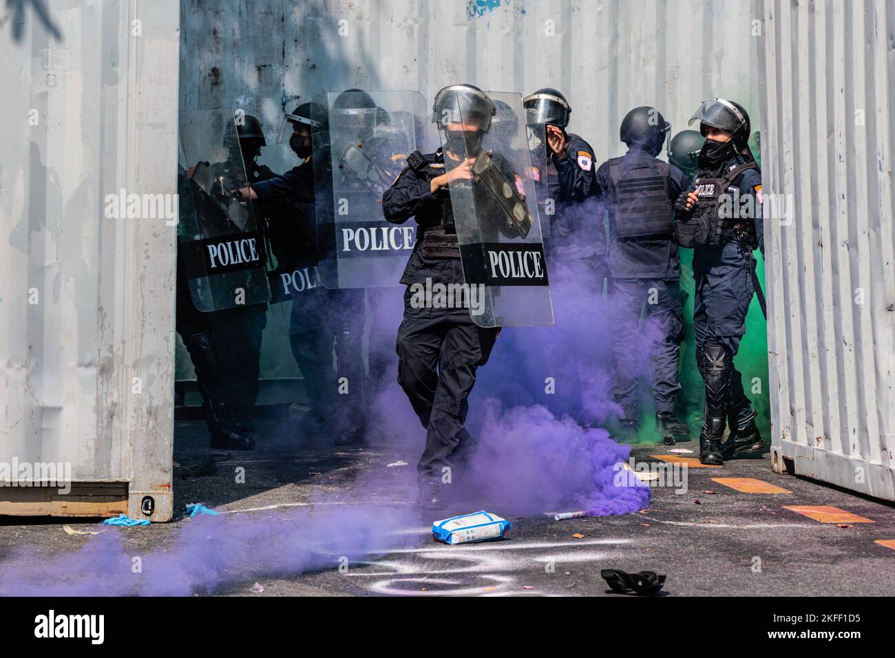 Bangkok, Thailand. 18.. November 2022. Die Bereitschaftspolizei patrouilliert während der Demonstration inmitten des Teergasrauchs auf den Straßen. Prodemokratische Demonstranten versammelten sich am Demokratiedenkmal in Bangkok, Thailand, und forderten Demokratie und Aufmerksamkeit von einem anderen Land darüber, wie APEC ein Instrument zur Reinigung der Regierung von Prayuth Chan-O-Cha ist. Kredit: SOPA Images Limited/Alamy Live Nachrichten Stockfoto