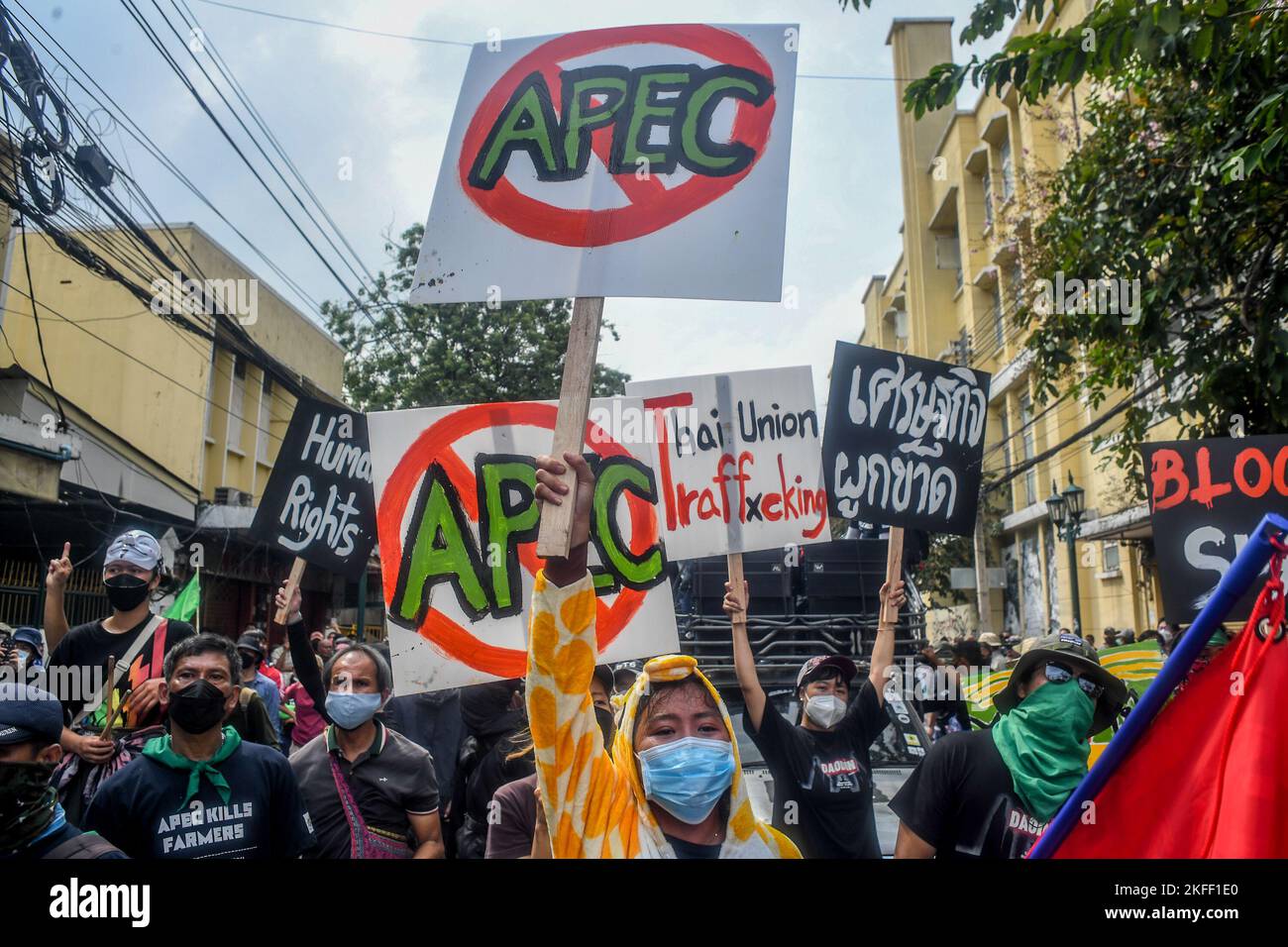 Thailand. 18.. November 2022. Eine Gruppe von politischen Aktivisten, die sich selbst als „Ratsadon STOP APEC 2022“ bezeichnen, hat ihre Truppen aus dem Stadtplatz verlegt. Vor dem Rathaus von Bangkok (Bangkok) wurde vom 16. November 2022 als Ort zum niederlassen und sich niederzulassen, bevor es zum Veranstaltungsort des APEC-Gipfels ging. Um einen Brief an die Führer verschiedener Nationen zu senden, die an dem Treffen teilnahmen. (Foto von Vichan Poti/Pacific Press) Quelle: Pacific Press Media Production Corp./Alamy Live News Stockfoto