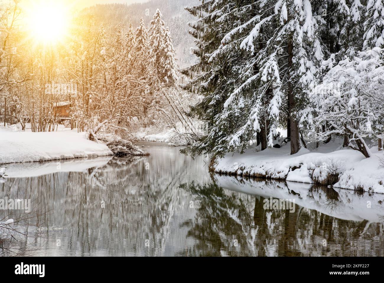 Landschaft im Winter mit Bergkette und Fluss Stockfoto