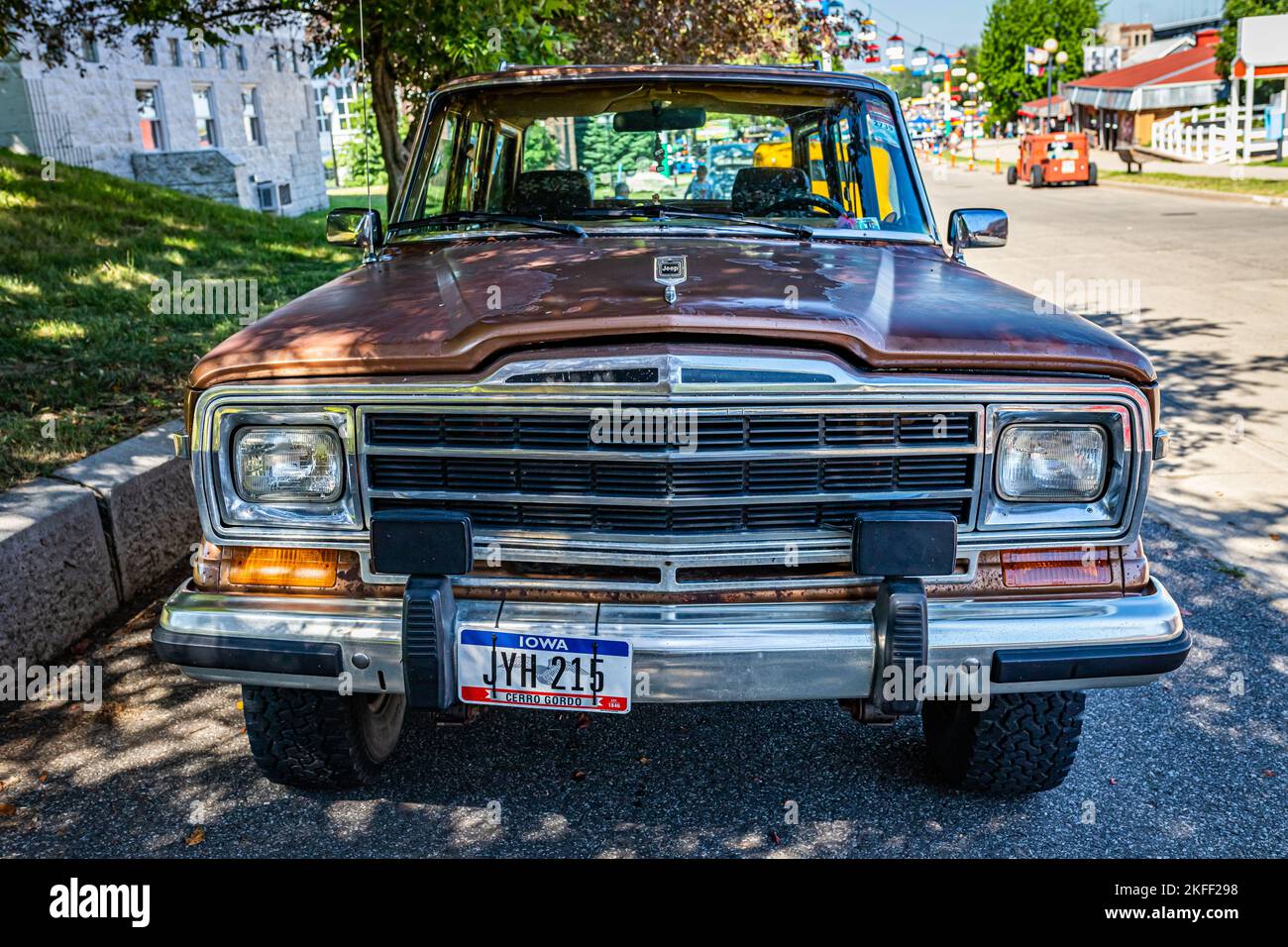 Des Moines, IA - 03. Juli 2022: Hochperspektivische Vorderansicht eines Jeep Grand Wagoneer aus dem Jahr 1986 bei einer lokalen Automshow. Stockfoto