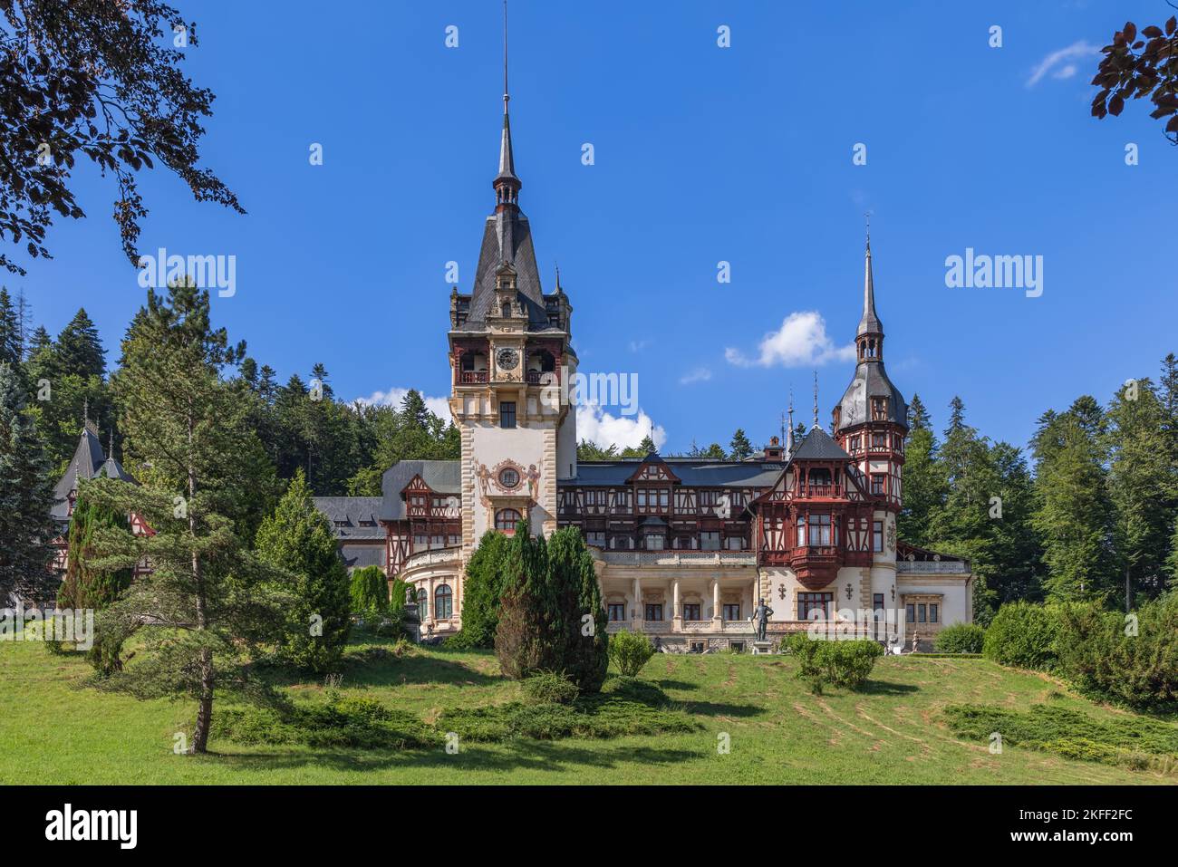 Peles Castle war ein internationales Projekt: Italienische und tschechische Maurer, Rumänen, die Erdarbeiten machten, Griechen im Steinbruch, Deutsche als Zimmerleute, Türken, die Br Stockfoto