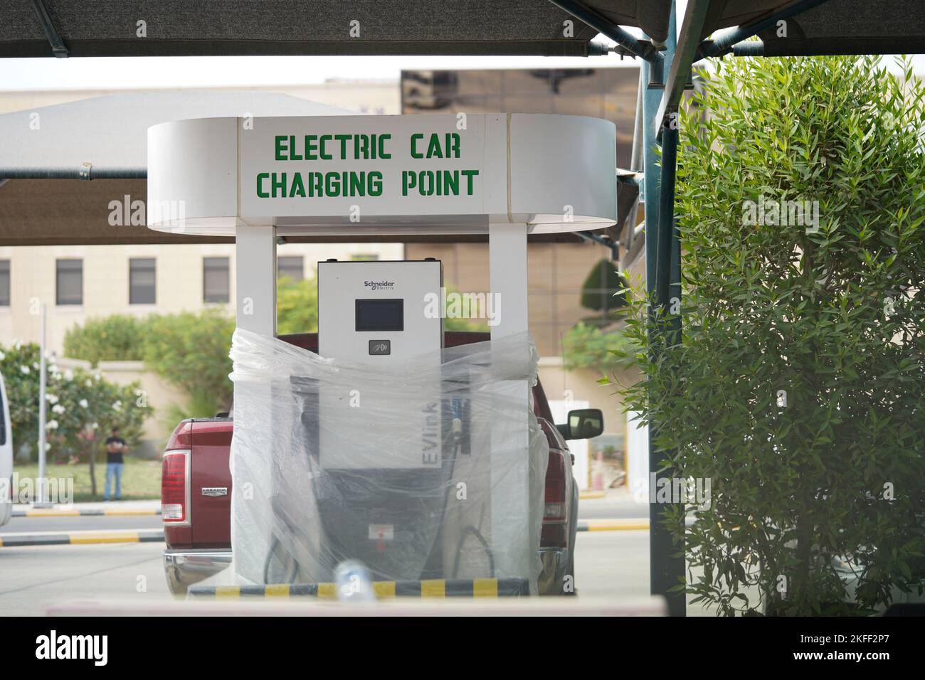 Schild mit Ladestelle für Elektroautos. Khobar, Saudi-Arabien, 5. November 2022. Stockfoto