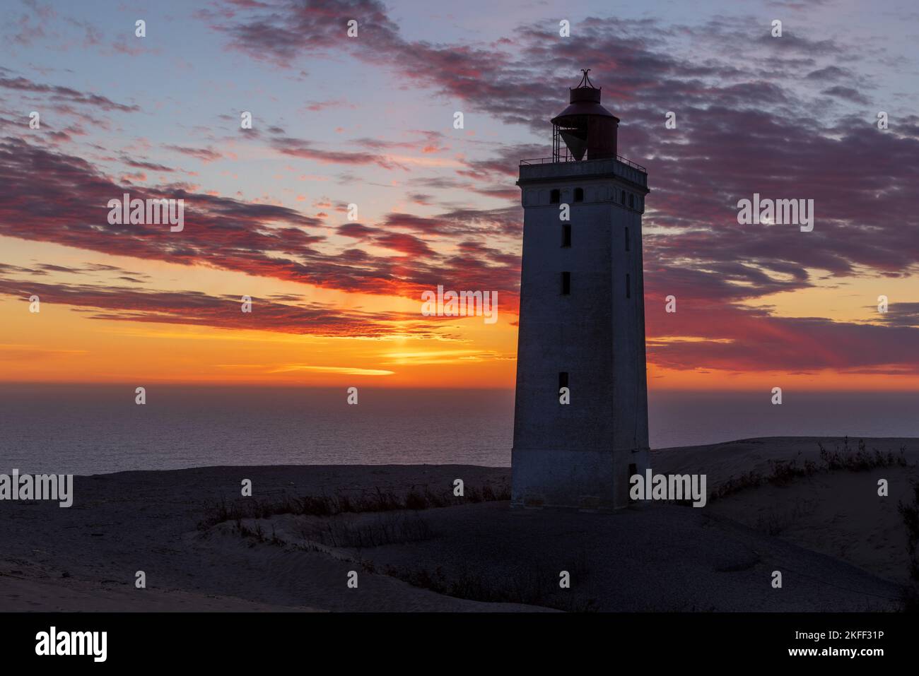 Sonnenuntergang über dem Leuchtturm von Rubjerg Knude, Jütland, Dänemark Stockfoto