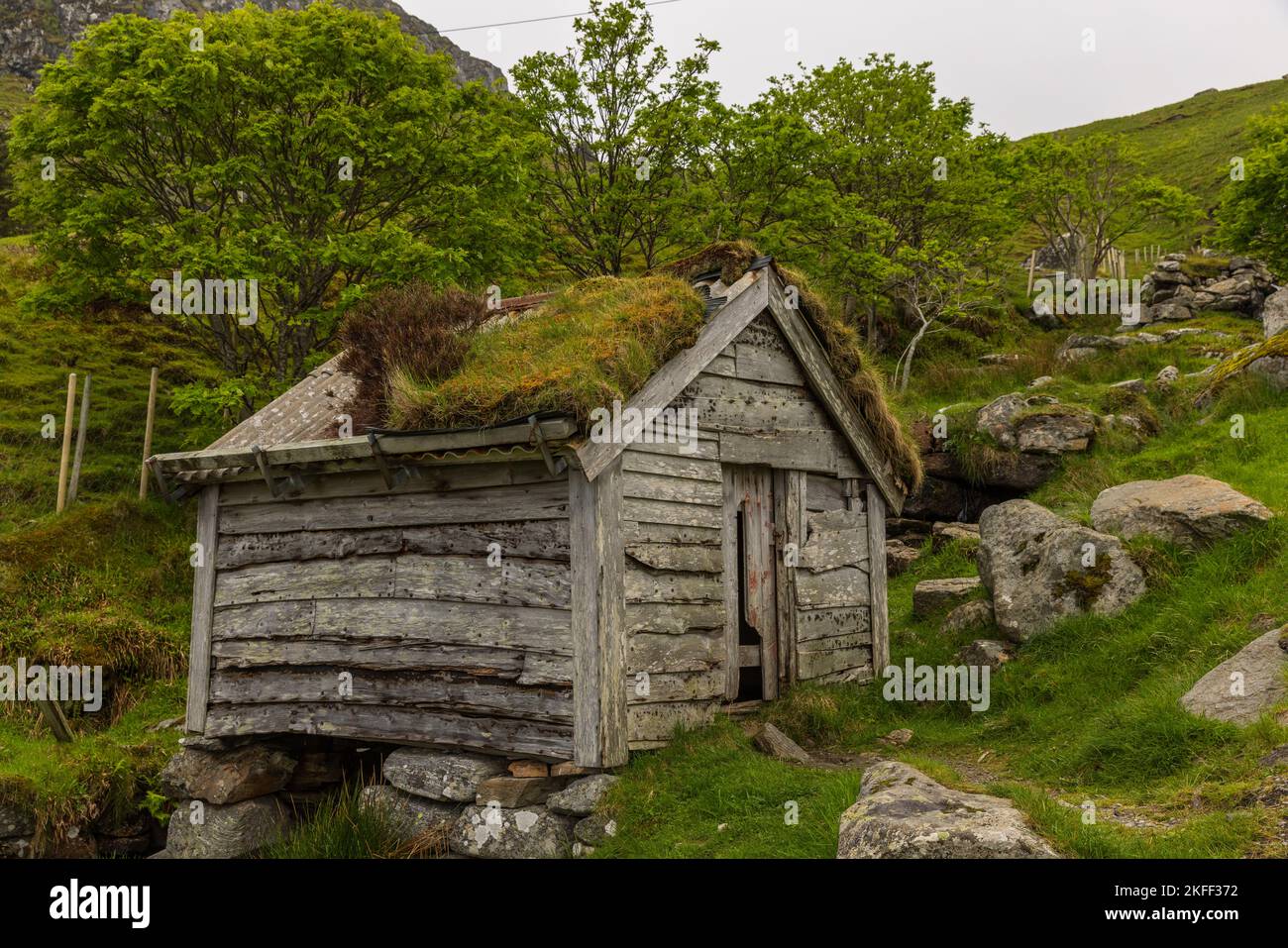 Verfallene Hütte am Vogelfelsen auf der Insel Runde, Norwegen Stockfoto