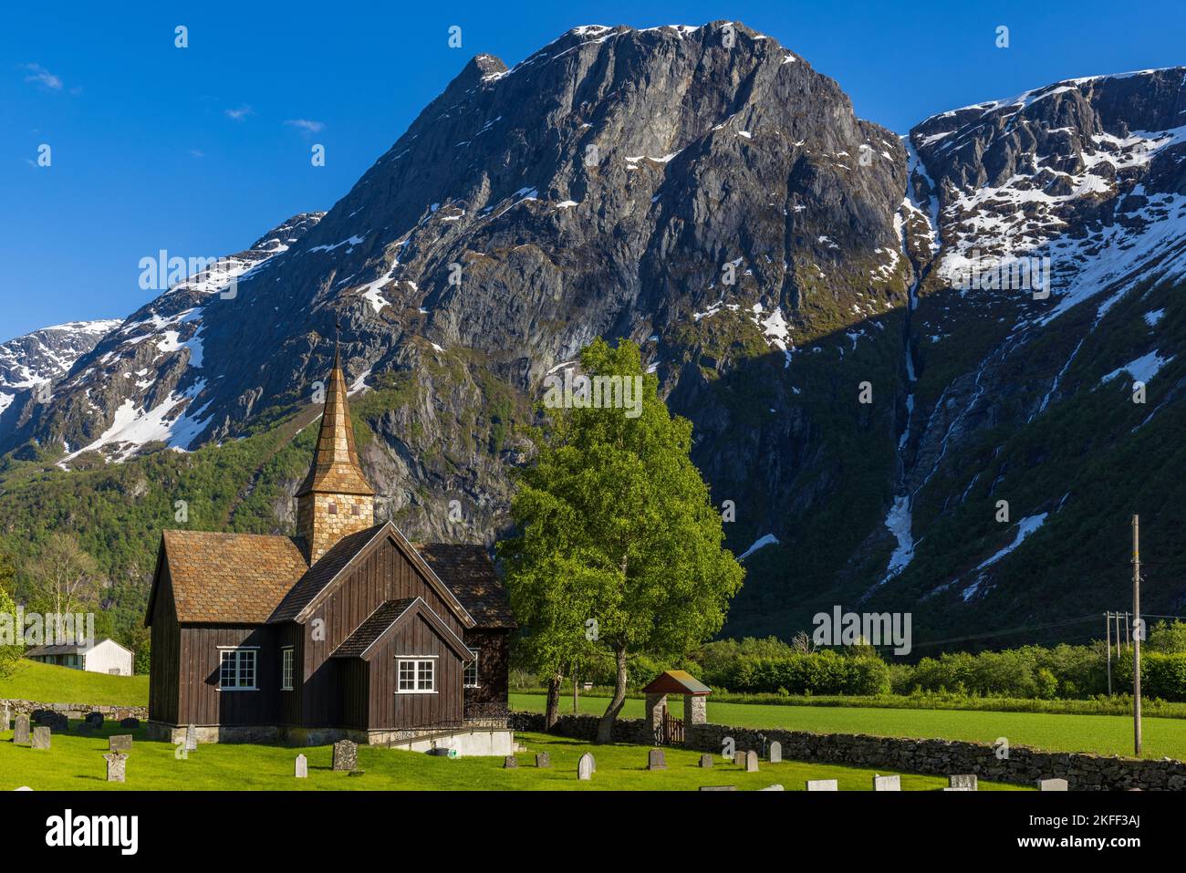 Kirche vor Bergpanorama im Gudbrandsdalen, Norwegen Stockfoto