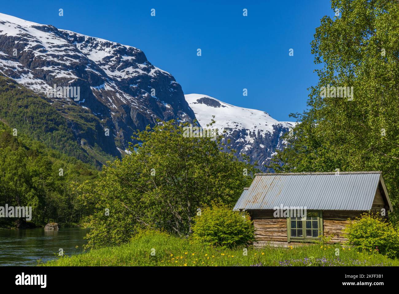 Fluß und Bergpanorama im Gudbrandsdalen, Norwegen Stockfoto