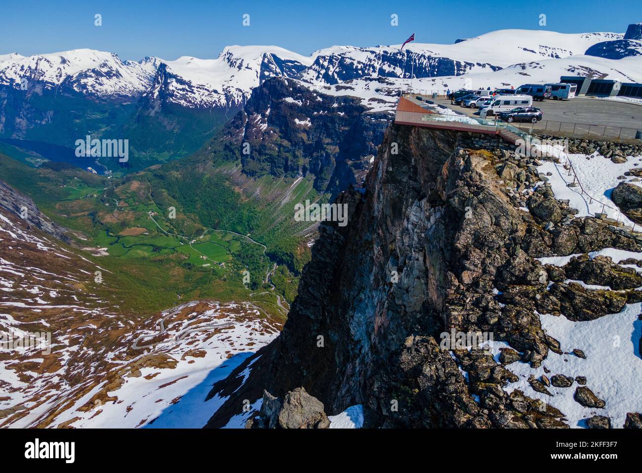 Drohnensicht mit Parkplatz am Aussichtspunkt Dalsniba über Geiranger, Norwegen Stockfoto