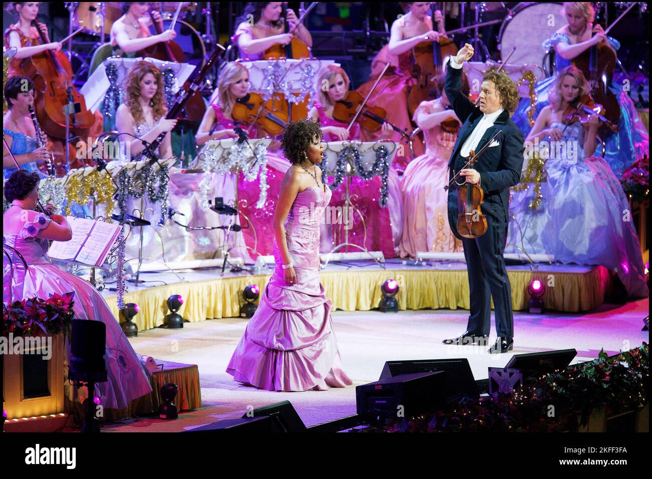 Andre Rieu im Konzert in Het Gelredome mit dem Johann Strauss Orchester Arnhem vvbvanbree Fotografie 2008 Holland Stockfoto