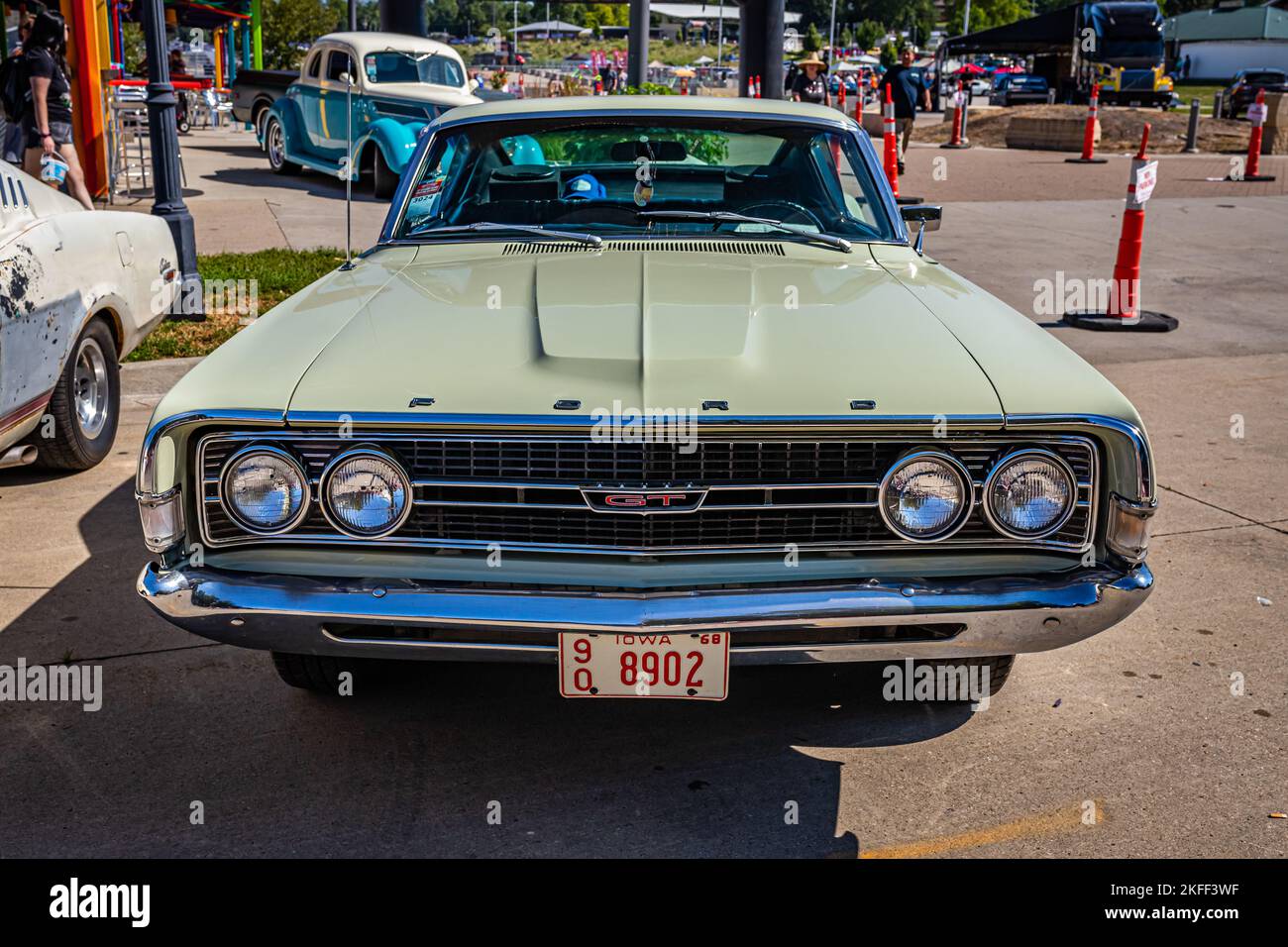 Des Moines, IA - 03. Juli 2022: Hochperspektivische Frontansicht eines Ford Torino GT Fastback aus dem Jahr 1968 auf einer lokalen Automobilmesse. Stockfoto