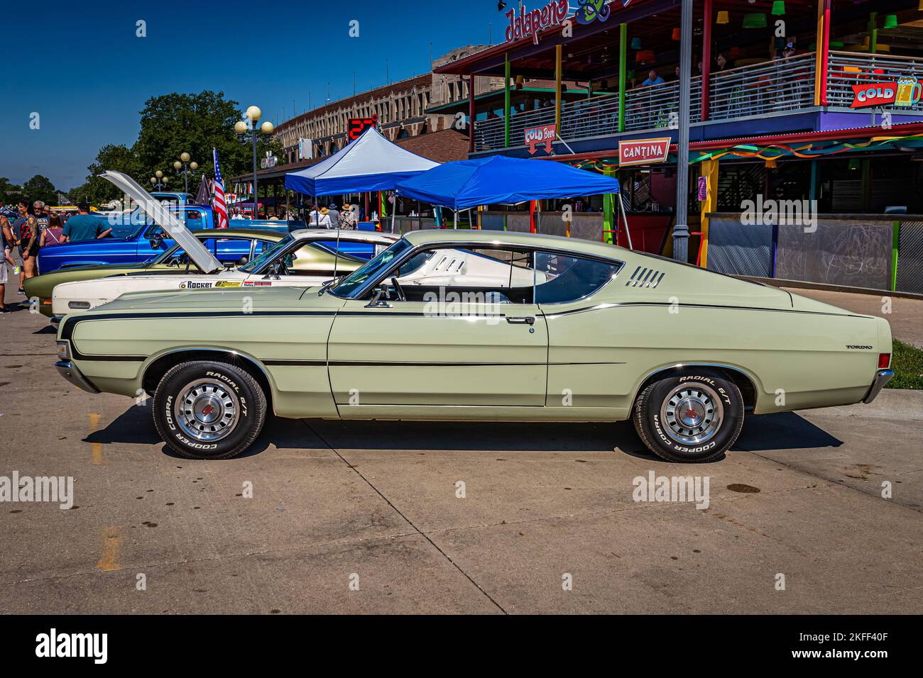 Des Moines, IA - 03. Juli 2022: Hochperspektivische Seitenansicht eines Ford Torino GT Fastback aus dem Jahr 1968 auf einer lokalen Automobilmesse. Stockfoto