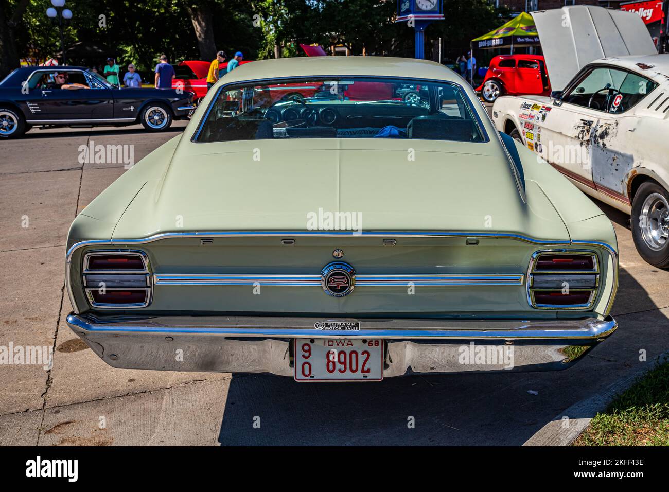 Des Moines, IA - 03. Juli 2022: Hochperspektivische Rückansicht eines Ford Torino GT Fastback aus dem Jahr 1968 auf einer lokalen Automobilmesse. Stockfoto