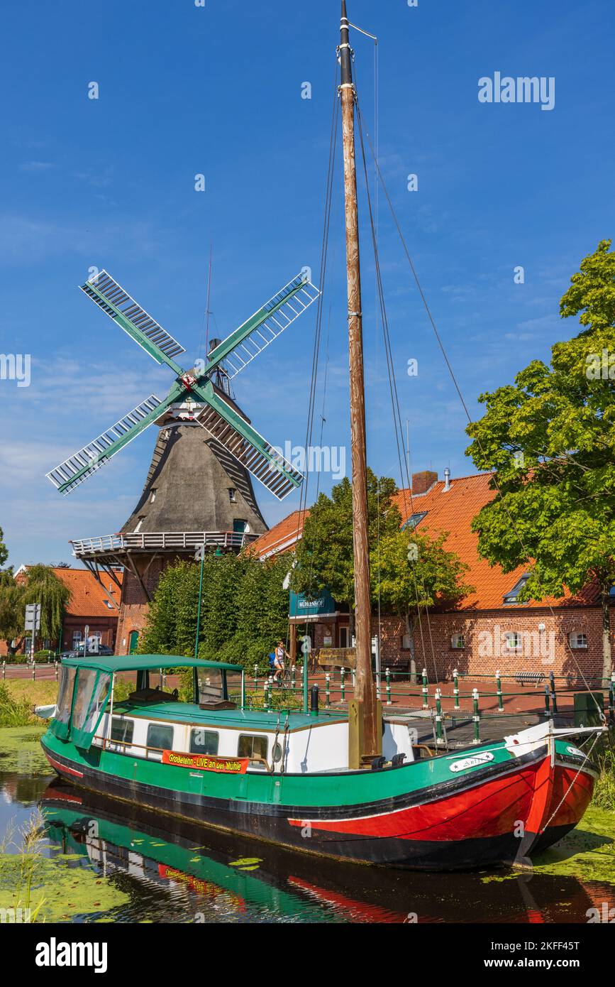 Galleriewindmühle mit Kanalschiff in Ostgroßefehn, Ostfriesland, Niedersachsen, Deutschland Stockfoto