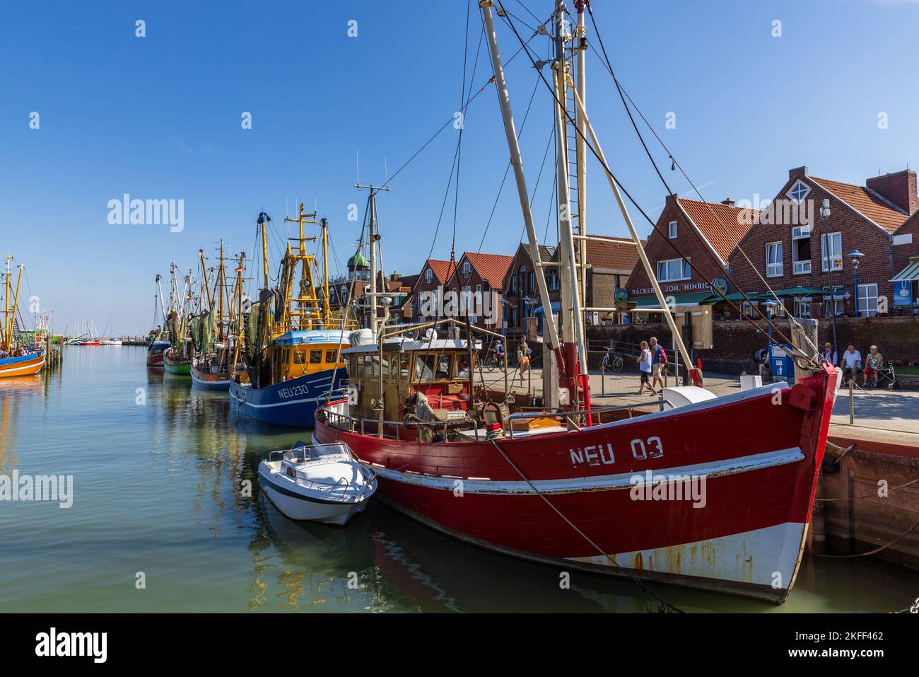Hafen mit Kuttern in Neuharlingersiel, Ostfriesland, Niedersachsen, Deutschland Stockfoto
