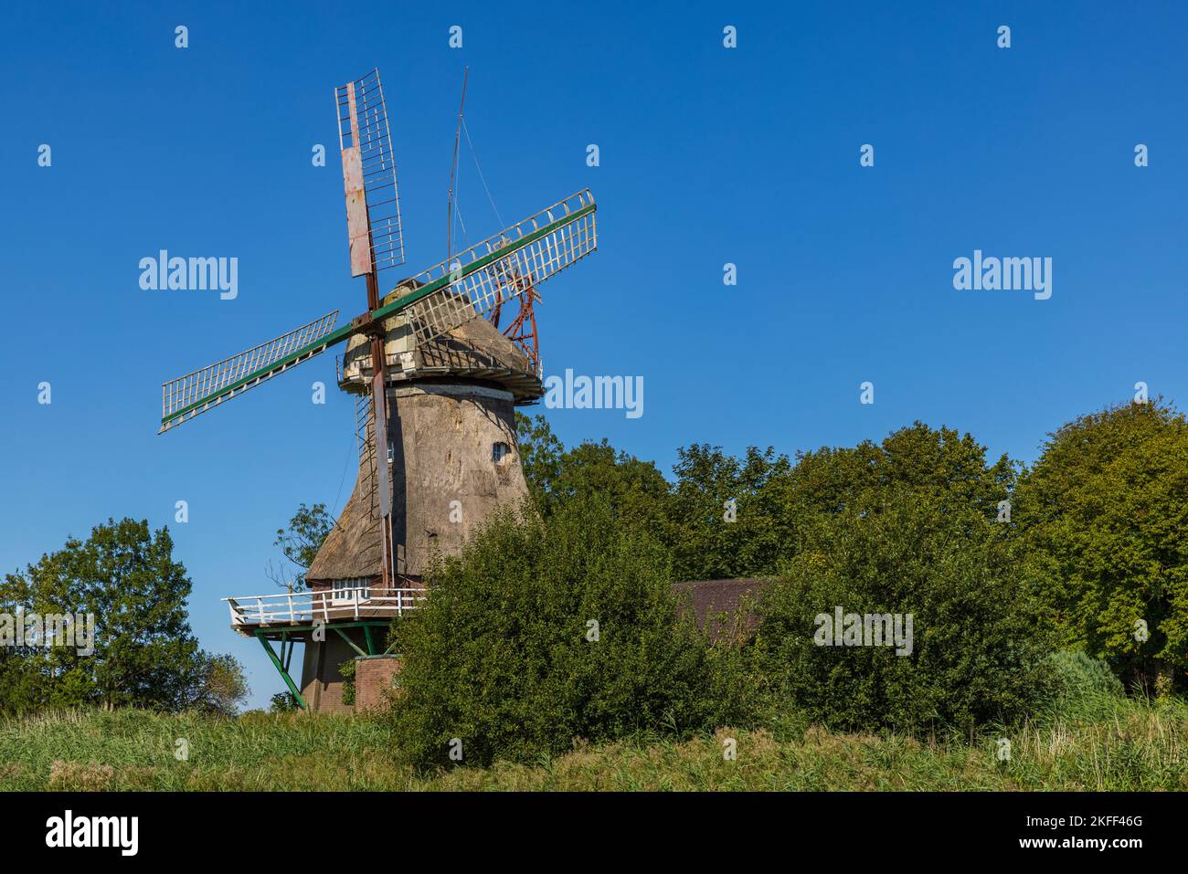 Halb verfallene Windmühle Minsen, Ostfriesland, Niedersachsen, Deutschland Stockfoto