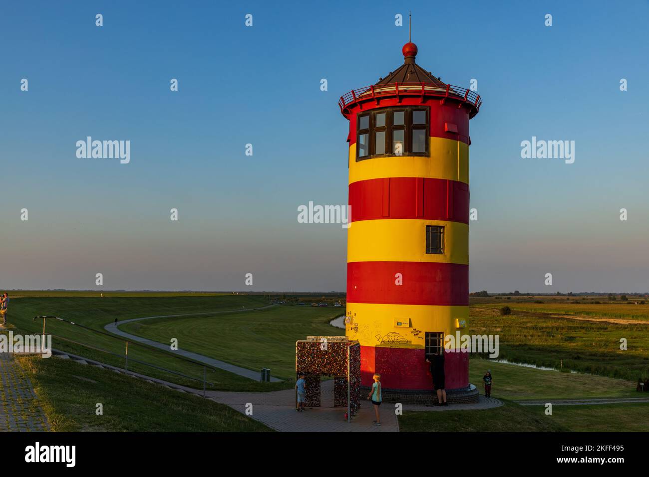 Gelb- roter Leuchtturm Pilsum, Ostfriesland, Niedersachsen, Deutschland Stockfoto
