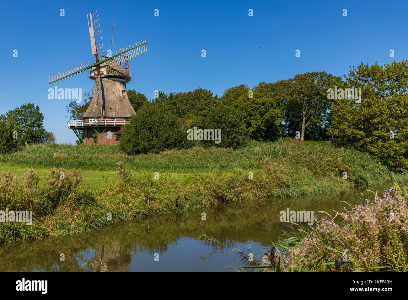Halb verfallene Windmühle Minsen, Ostfriesland, Niedersachsen, Deutschland Stockfoto