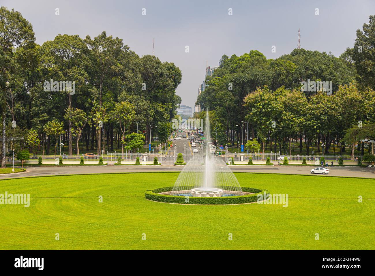 Ho-Chi-Minh-Stadt, Vietnam - 07. November 2022: Wasserbrunnen im Park vor dem Wiedervereinigungspalast oder dem Unabhängigkeitspalast Saigon. Beschäftigt tra Stockfoto
