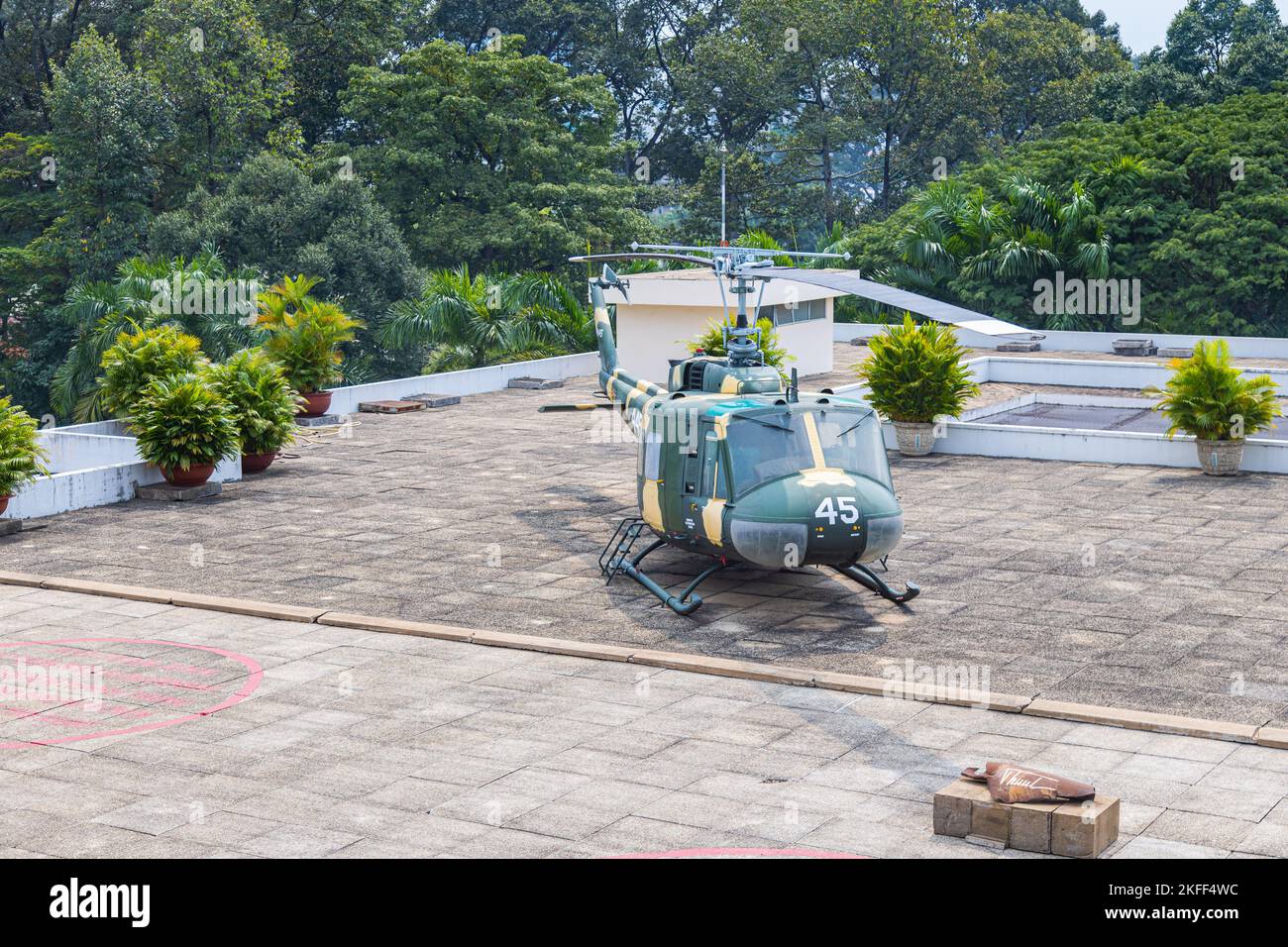 Ho-Chi-Minh-Stadt, Vietnam - 07. November 2022: Hubschrauber auf dem Dach des Unabhängigkeitspalasts oder des Wiedervereinigungspalastes in Saigon. Gebaut auf dem Gelände Stockfoto
