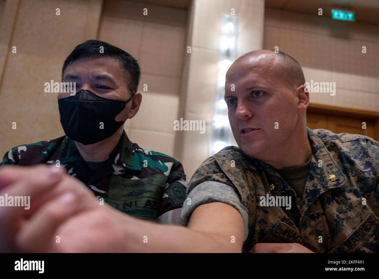 TNI Navy Capt. Laswanto und US-Marines Maj. Peter Wagner untersuchen die Daten der gemeinsamen Operationen während der Übung Gema Bhakti 2022, Sept. 14. 2022, Jakarta, Indonesien. GEMA Bhakti 22 ist ein gemeinsames Übungsprogramm des US-Indo-Pacific Command, bei dem die Vereinten US-Streitkräfte und die TNI-Streitkräfte zusammenarbeiten, um die Interoperabilität zu erhöhen und die regionale Stabilität und Sicherheit durch bilaterale und multilaterale Partnerschaften zu verbessern. Stockfoto