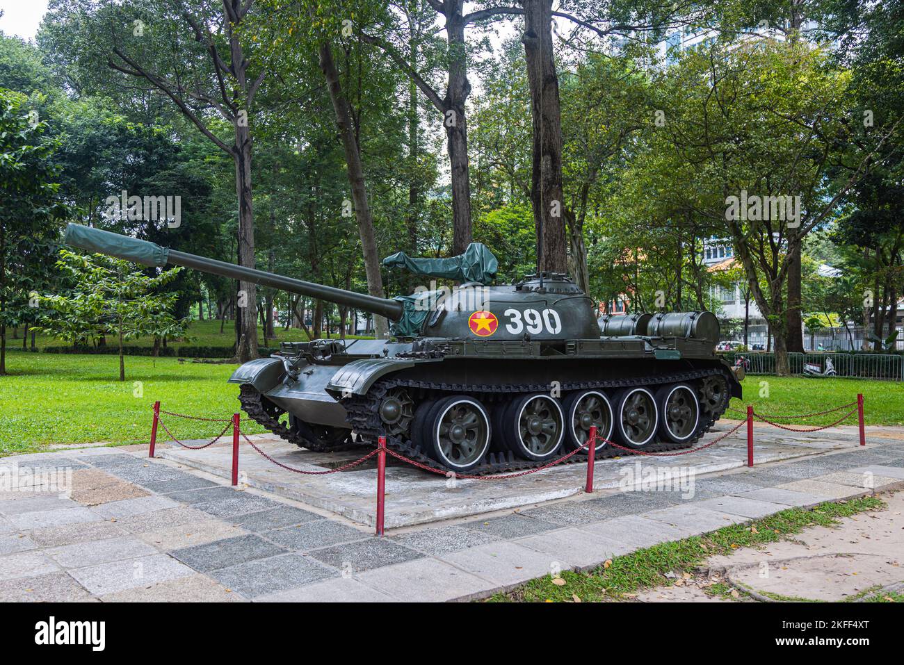 Ho Chi Minh Stadt, Vietnam - 07. November 2022: Chinesischer Panzer Typ 59 auf dem Hof des Wiedervereinigungspalastes Saigon. Der Tank platzte durch die Tore von Th Stockfoto