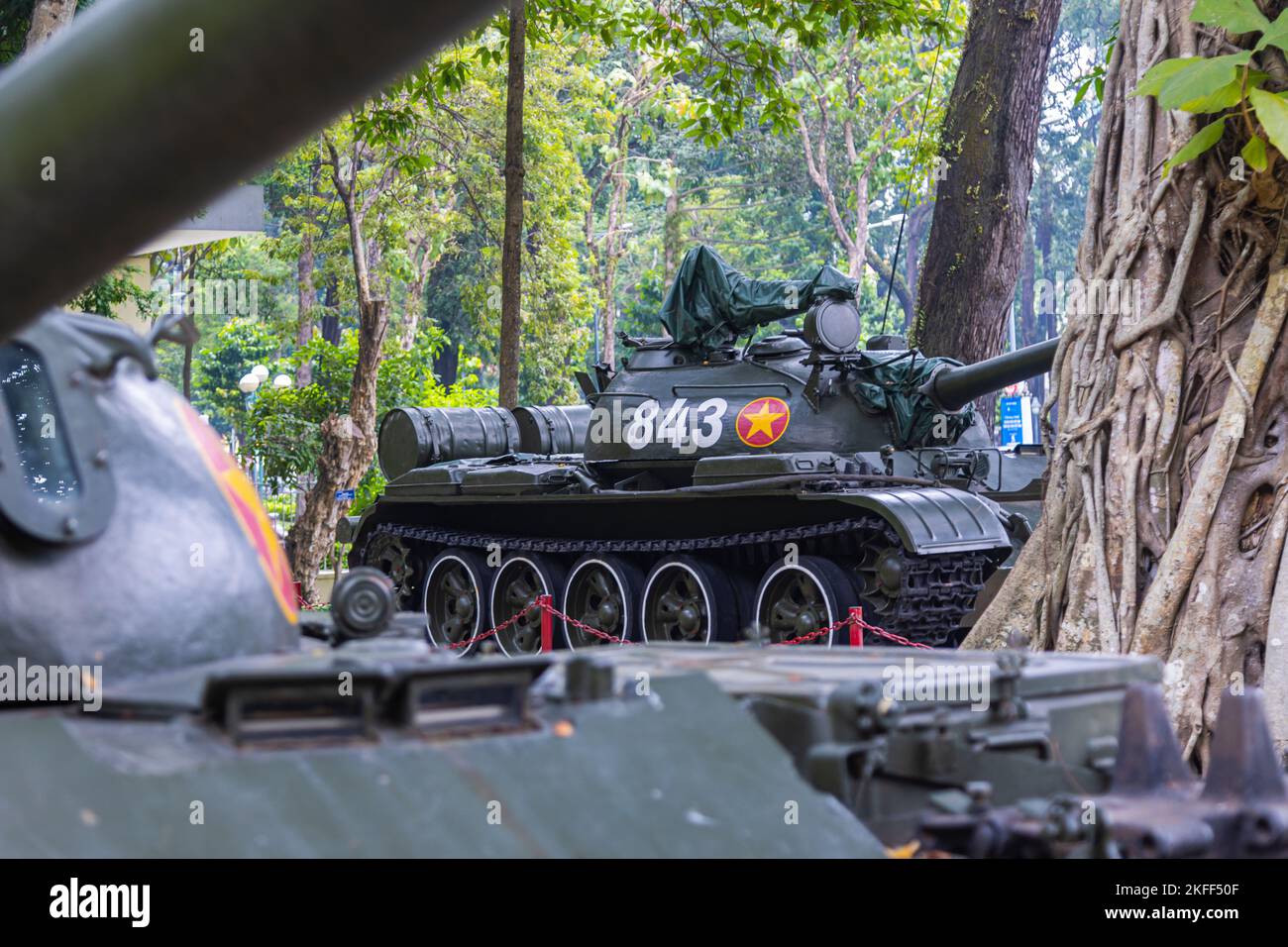 Ho Chi Minh Stadt, Vietnam - 07. November 2022: Chinesischer Panzer Typ 59 auf dem Hof des Wiedervereinigungspalastes Saigon. Der Tank platzte durch die Tore von Th Stockfoto