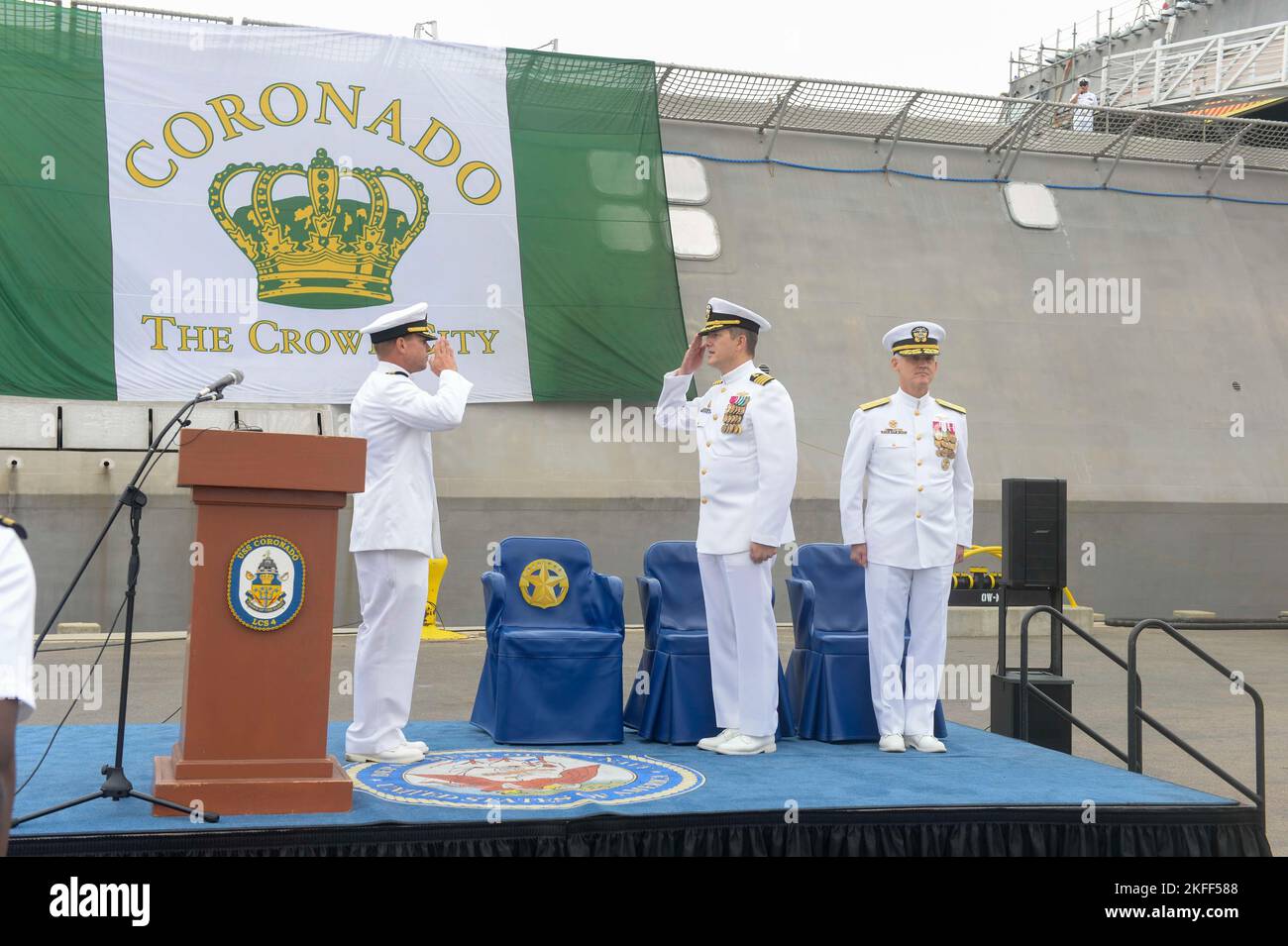 220914-ZS023-1049 SAN DIEGO (14. September 2022) Kapitän Marc Crawford, Mitte, commodore von Littoral Combat Ship Squadron ONE, gibt den Befehl, während einer Stilllegungszeremonie am 14. September das Littoral Combat Ship Squadron USS Coronado (LCS 4) in Independence-Variant zu stilllegen. Coronado war ein Test- und Schulungsschiff und war entscheidend bei der Entwicklung der operativen Konzepte, die für die aktuelle Konfiguration und den Einsatz der heutigen LCS-Flotte von grundlegender Bedeutung waren. Die LCS bleiben schnelle, agile und vernetzte Oberflächenkämpfer, die für den Einsatz in Küstennähe entwickelt wurden, in der Lage sind, im offenen Ozean zu taskieren und sich gegen 21.- Stockfoto