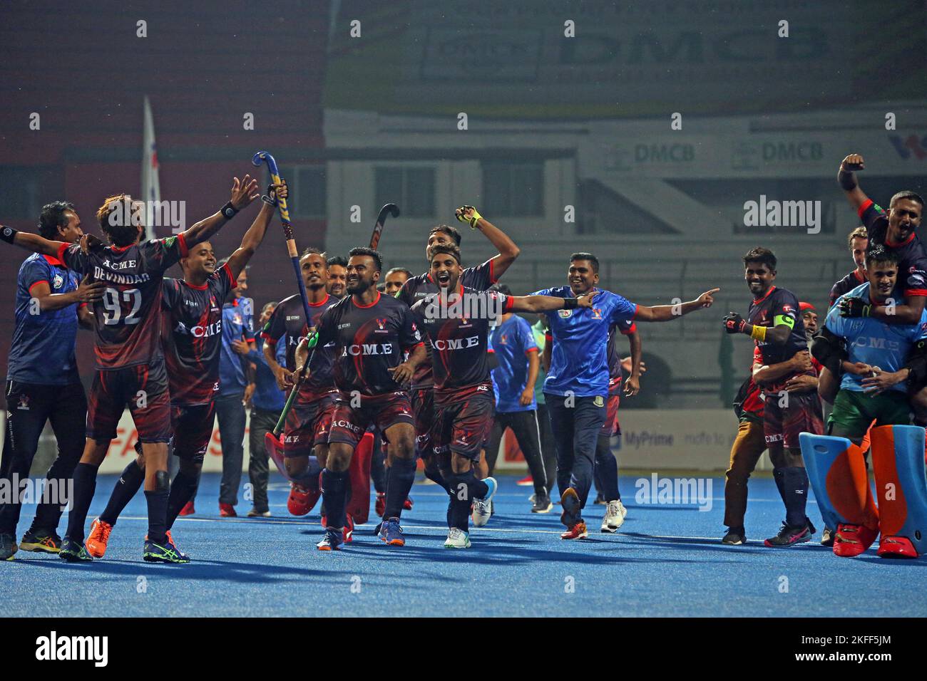 Acme Chattogram holte sich den Titel der ersten Hockey Champions Trophy Bangladesh mit einem 4-3-Sieg über Monarch Padma in Tiebreakern nach Regulati Stockfoto