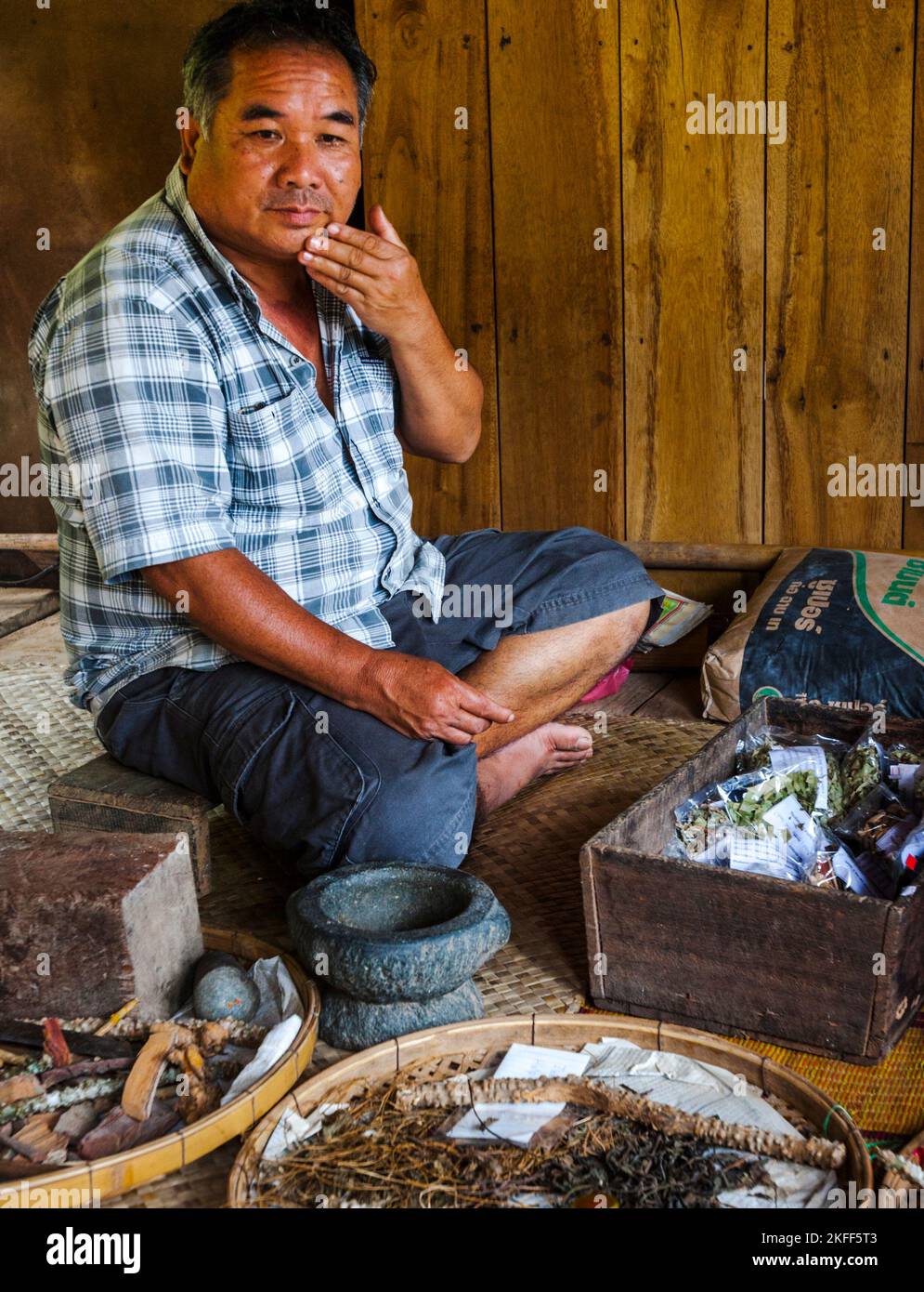 Ein Thailänder in einem Dorf im Norden Thailands macht Kräuter aus Rinde. Stockfoto