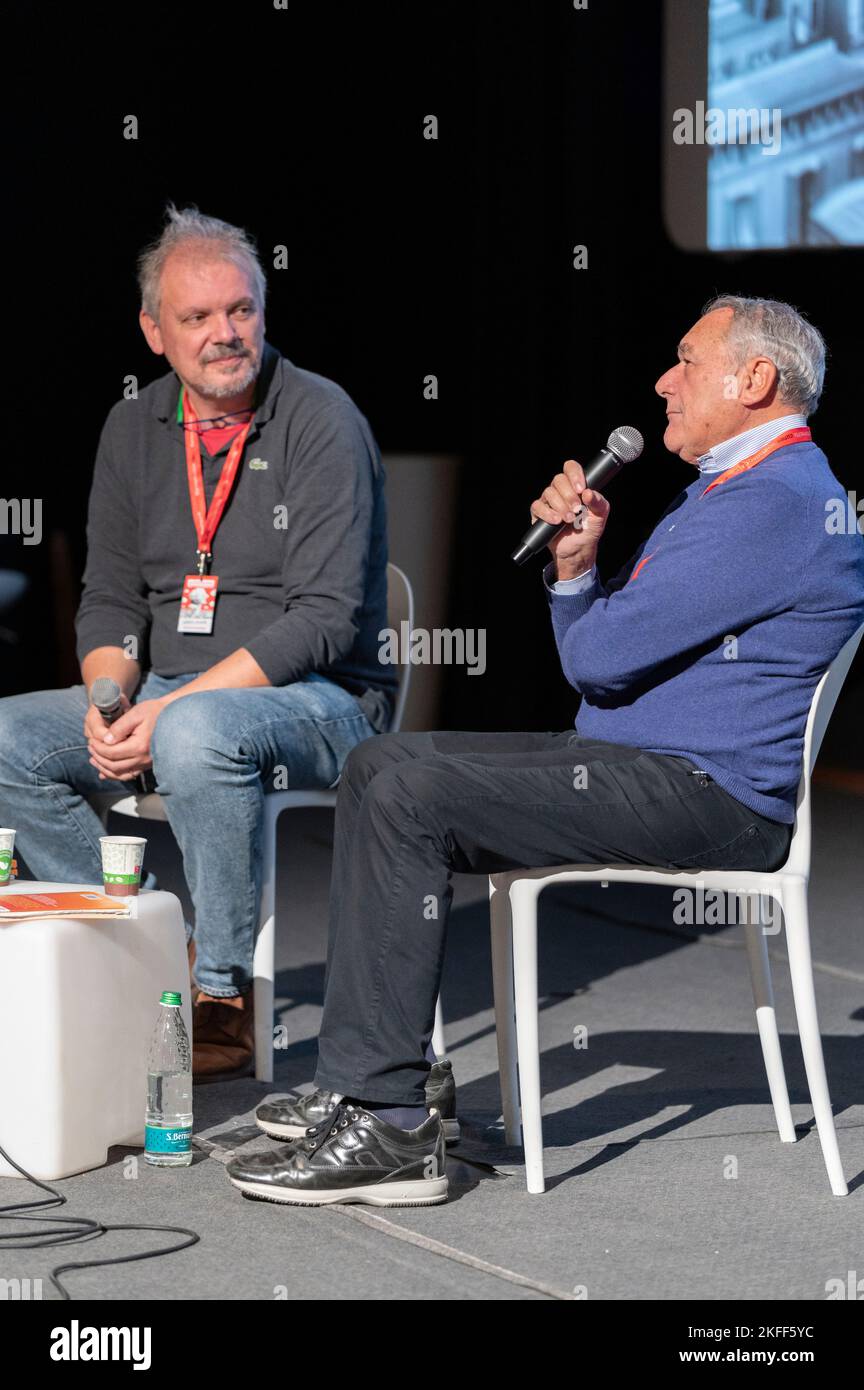 Cuneo, Italien. 18.. November 2022. Der ehemalige Anti-Mafia-Magistrat und ehemalige Senatsvorsitzende der Italienischen Republik Pietro Grasso bei der Präsentation seines neuesten Buches, das Giovanni Falcone gewidmet ist, bei der XXIV. Ausgabe des Scrittorincittà Festivals, interviewt vom Schriftsteller Andrea Valente. Kredit: Luca Prestia / Alamy Live Nachrichten Stockfoto