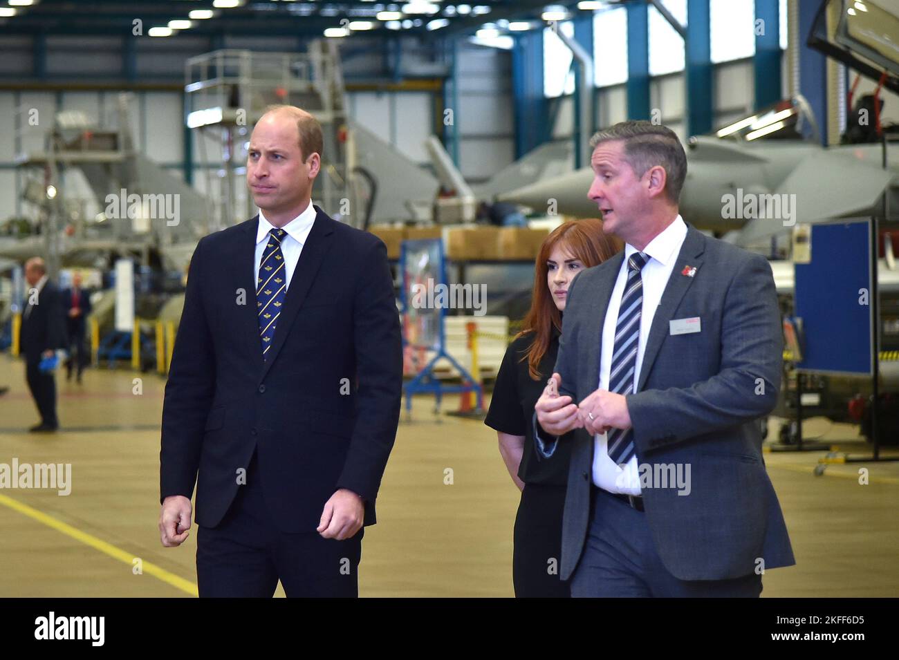 Der Prinz von Wales besucht bei einem Besuch in RAF Coningsby, Lincolnshire, einen Typhoon-Wartungsteller, um sich über zukünftige technologische Innovationen zu informieren und einen neuen Boxclub zu eröffnen. Bilddatum: Freitag, 18. November 2022. Stockfoto