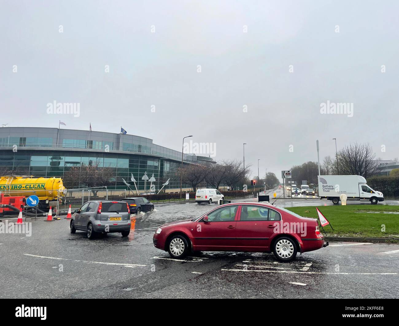 Eine allgemeine Ansicht der Überschwemmungen am Crewe toll-Kreisverkehr in Edinburgh, wie eine bernsteinfarbene Wetterwarnung im Osten Schottlands, wurde erweitert, da starke Regenfälle Teile des Landes durchnässen und Überschwemmungen zu Schulschließungen und Störungen auf Straßen und Eisenbahnen führen. Der bernsteinfarbene „Starkregenalarm“, der Aberdeen, Aberdeenshire, Angus und Perth und Kinross abdeckt, warnt davor, dass schnell fließendes oder tiefes Hochwasser wahrscheinlich ist, „was zu einer Lebensgefahr führt“. Bilddatum: Freitag, 18. November 2022. Stockfoto