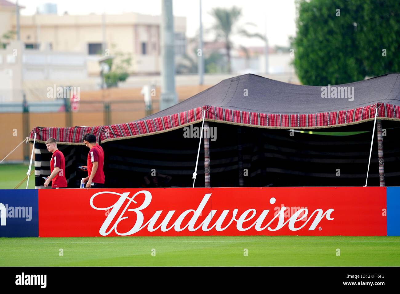 Eine allgemeine Ansicht einer Budweiser-Werbetafel im Al Sadd Sports Club, Doha. Der Verkauf von Alkohol an Fans in den WM-Stadien in Katar wurde nur zwei Tage vor dem Beginn des Turniers verboten. Fans werden nicht mehr in der Lage sein, Budweiser zu kaufen, das aufgrund des Sponsoring der FIFA das einzige alkoholische Getränk gewesen wäre, das den Fans zur Verfügung gestellt wurde. Bilddatum: Freitag, 18. November 2022. Stockfoto