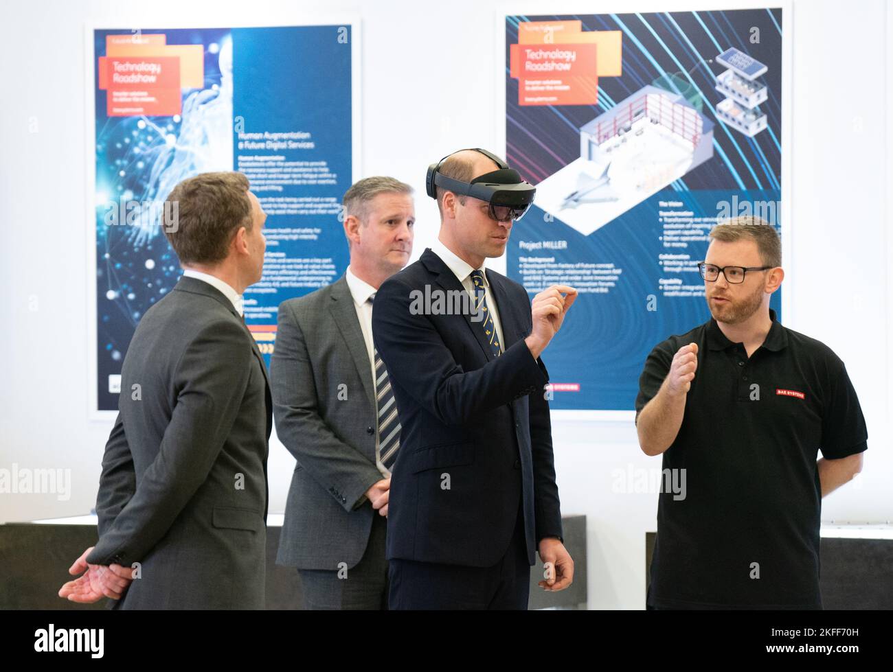 Der Prinz von Wales trägt ein Virtual-Reality-Headset in der BAE Systems Typhoon Maintenance Facility während eines Besuchs bei RAF Coningsby, Lincolnshire, um sich über zukünftige technologische Innovationen zu informieren und einen neuen Boxclub zu eröffnen. Bilddatum: Freitag, 18. November 2022. Stockfoto