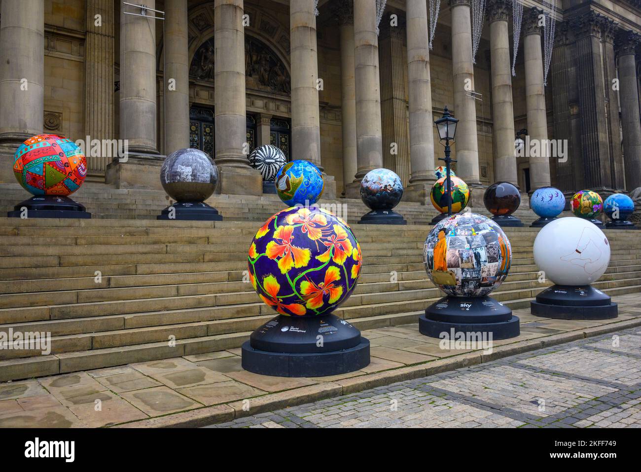Globes-Ausstellung zur Aufdeckung rassischer Ungerechtigkeit und zur Förderung der Gleichheit, Leeds Town Hall Steps, Großbritannien Stockfoto