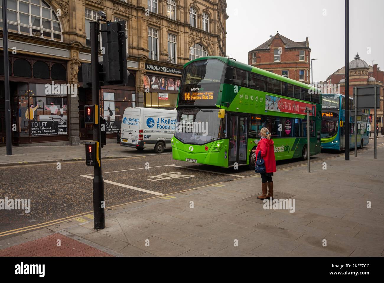 Umweltfreundlicher grüner Bus im Stadtzentrum von Leeds Stockfoto