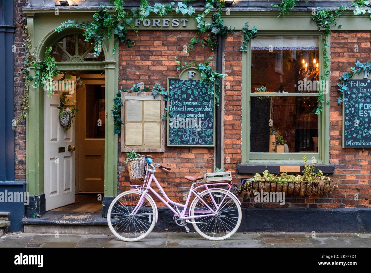 Rosa Fahrrad vor dem Forest Restaurant, Low Petergate, York Stockfoto