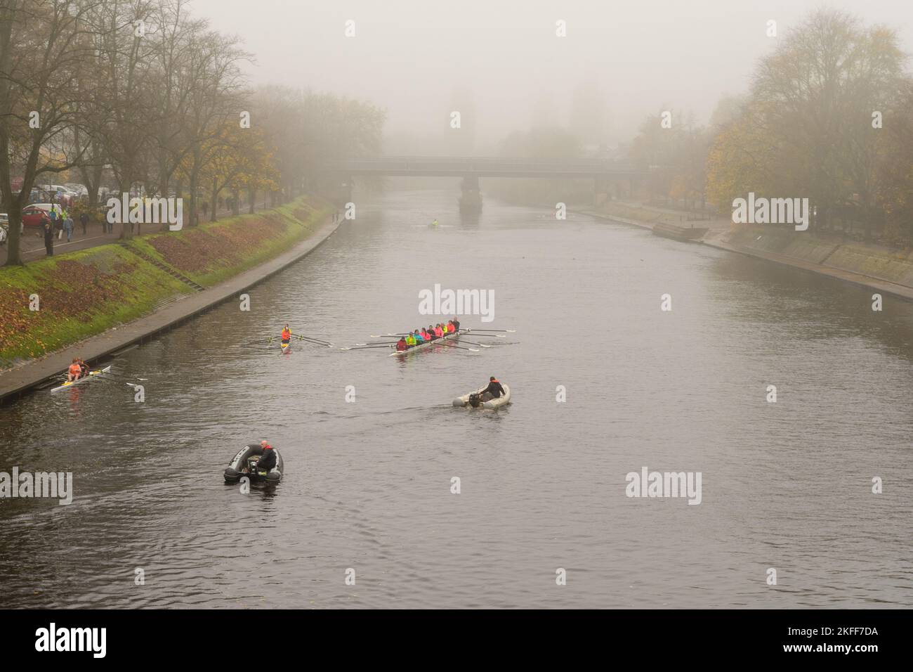 Ruderteam am Fluss Ouse, York, November Mist and Fog, Großbritannien Stockfoto