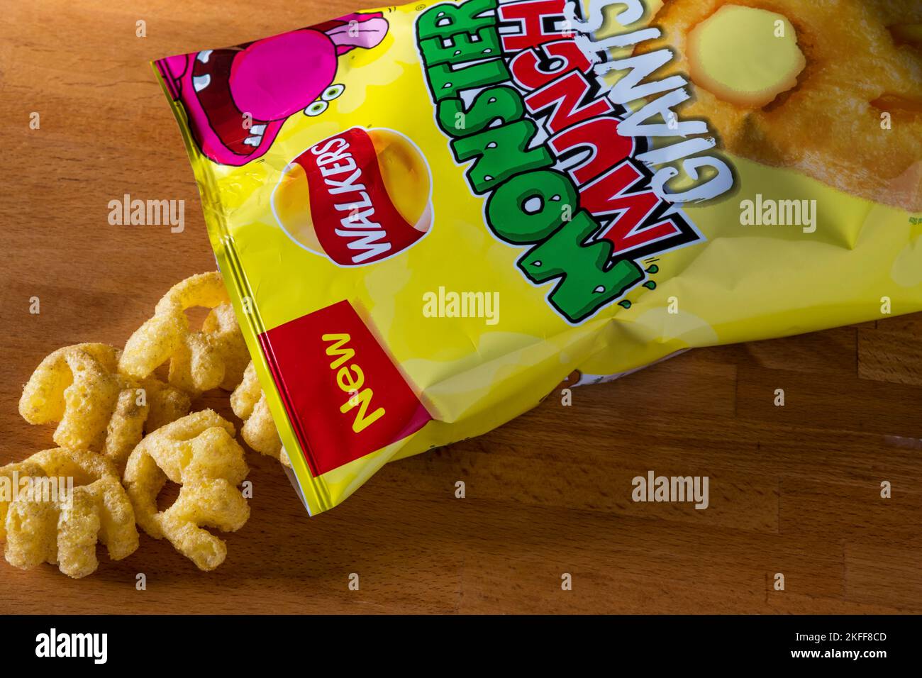 Ein Päckchen Walkers Roastbeef-Geschmack Monster Munch Giants. Stockfoto