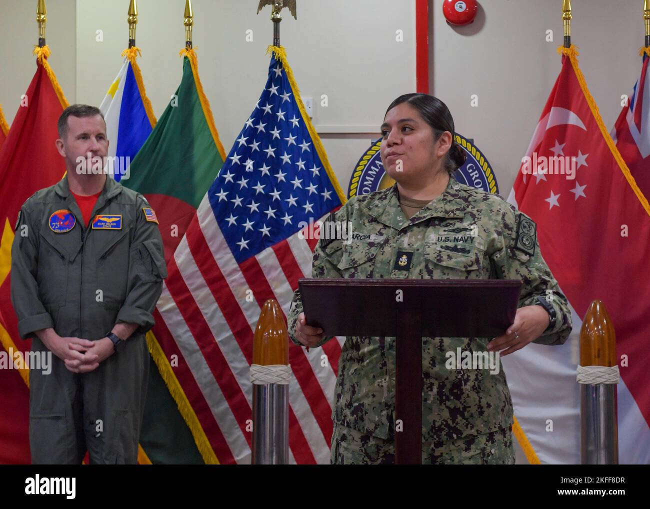 220914-N-HG389-0004 SINGAPUR (SEP. 14, 2022) Emily Garcia, Chief Information Systems Technician, spricht während einer Veranstaltung von Commander, Logistics Group Western Pacific/Task Force 73 (COMLOG WESTPAC/CTF 73) zum Gedenken an den hispanischen Heritage Month, in Singapur, am 14. September. COMLOG WESTPAC ist die erste maritime mobile Logistikorganisation der US Navy, die den Einsatzbereich der Seventh Fleet unterstützt. COMLOG WESTPAC befindet sich in Südostasien und liefert logistisch die im Westpazifik eingesetzten Oberflächeneinheiten und Flugzeugträger der US-Marine sowie regionale Verbündete und Partner I Stockfoto