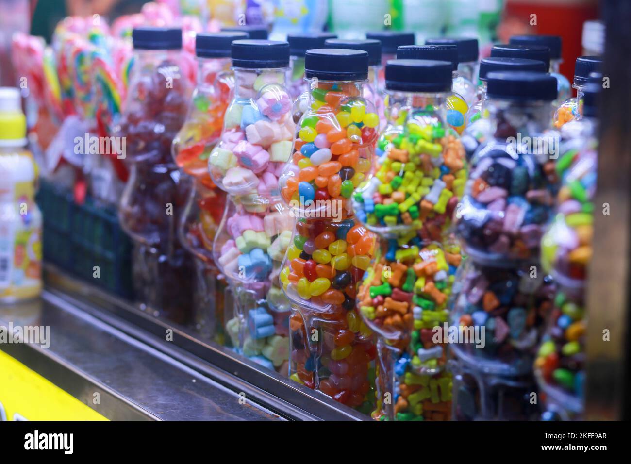 Fünf-Farben-Zuckerwatte aus Baumwolle, bunte Nuggets in diesem Street Food Stockfoto