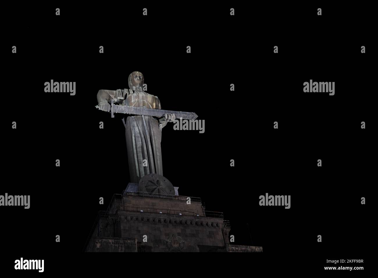 Statue von Mutter Armenien im Victory Park am Abend, Foto von unten aufgenommen. Stockfoto