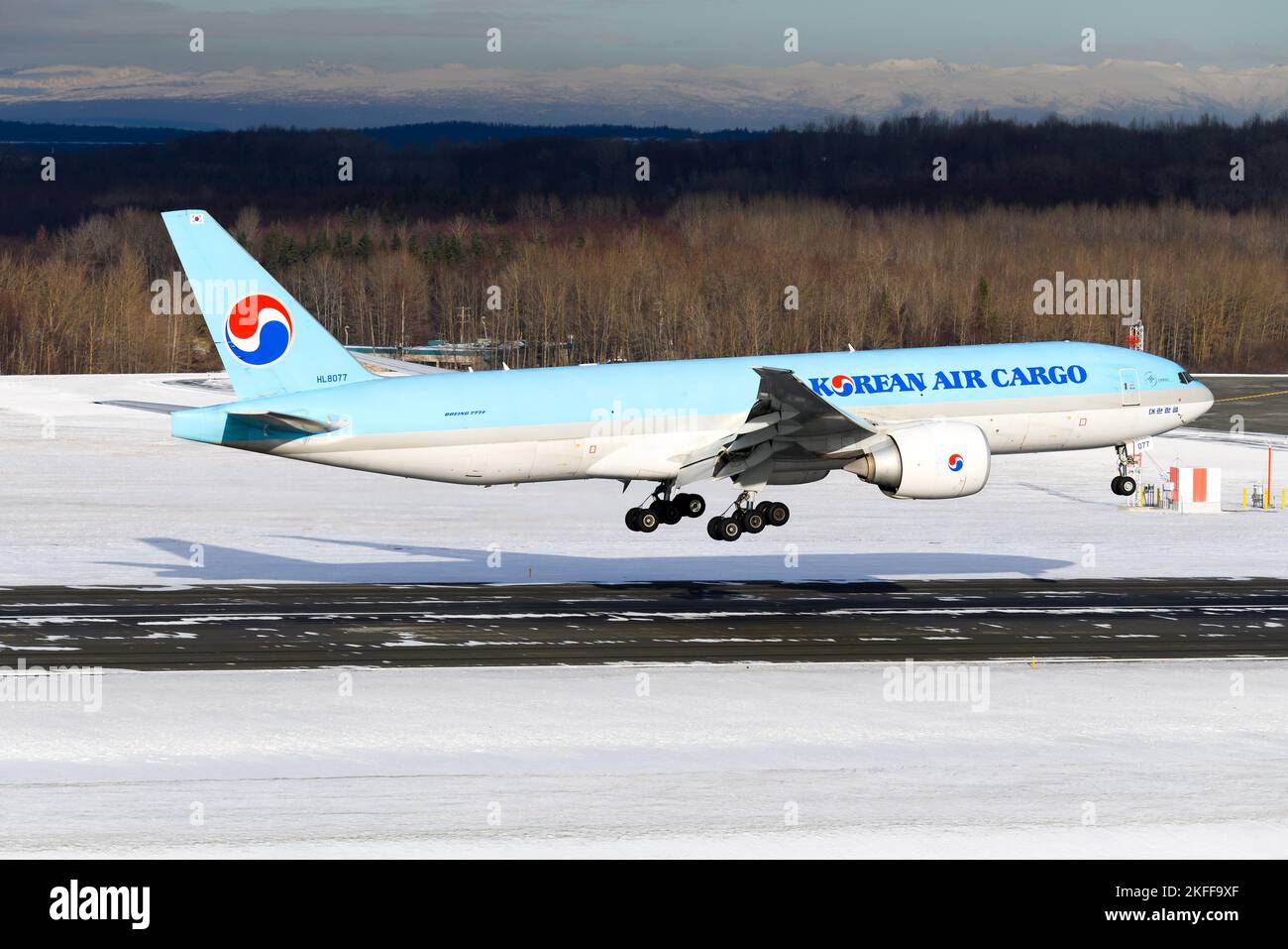 Korean Air Cargo Boeing 777 Landung. Flugzeug 777 für den Frachttransport. Frachtflugzeuge der KoreanAir-Fracht-Landung. Stockfoto