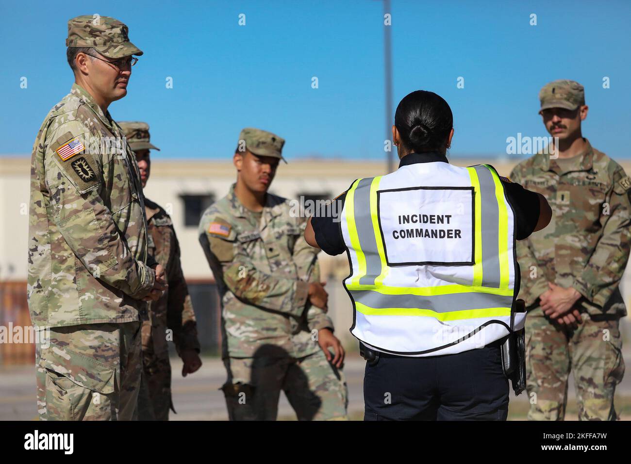 „Matador“-Soldaten der 741. Ordnance Company (EOD) sprechen während einer Trainingsveranstaltung in Fort Bliss, Texas, am 14. September 2022 mit dem Einsatzkommandanten der Fort Bliss Police. Im Rahmen einer Übung zur Installationsbereitschaft arbeiteten die Bliss Direktion für Notdienste, Team Bliss Safety und andere Garnison-Support-Teams sowie der zivile Energieversorger Rio Grande Co-operative mit den Matatdors zusammen, um ein Sprengstoffgerät sicher zu lokalisieren und zu Proben. Bliss und seine Partner führen regelmäßig Installationsübungen durch, um im Notfall schnell und effektiv zu reagieren. Stockfoto